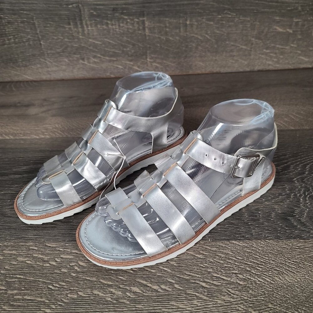 NWT Stevies Women's Scandals Shiny Silver Size 4